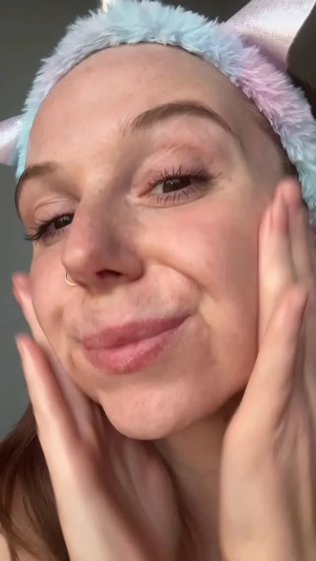 Tohle je moje #superpower 🔥😆 spolupráce  Večer je pro citlivou pleť nejrizikovější čas. Make-up, SPF, smog, pot a chaos dne—všechno musí pryč.  Novinka od @sortedskin_czsk - Je to lehoučký balzám na olejové bázi, který rozpouští nečistoty včetně očního make-upu bez drhnutí nebo vysušení. Po odlíčení už jen uzamknout hydrataci krémem z modré řady a večerní mise končí.  📅 Sleva Platí jen 24–30. 4. kód INKA na @revolutionhair.czsk 
💸 -15 % na Sorted Skin
💸 -10 % na zbytek eshopu 
🚫 (Akce neplatí na některé produkty v akci.)  #kosmetika #peceoplet #sortedskin #atopickyekzem #pokozka #skincare #atopzivot